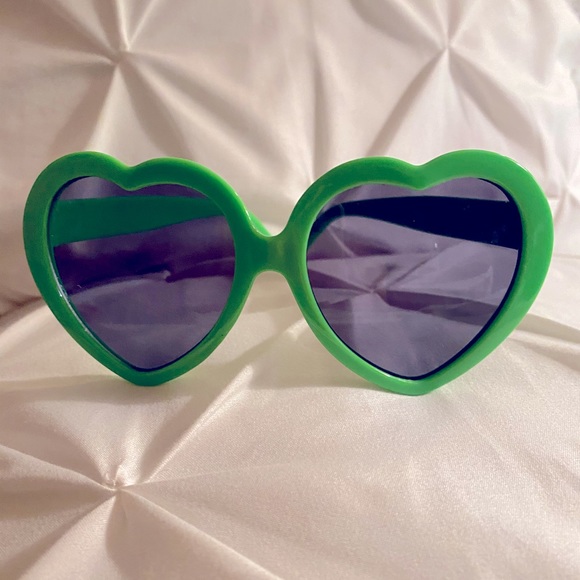 Accessories - NEW GREEN HEART SUNGLASSES